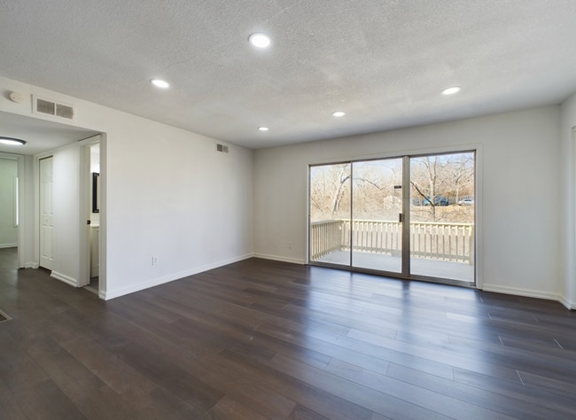 8600 Countryshire Ln in Kansas City, MO - Building Photo - Building Photo