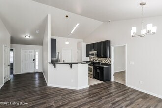 7003 Hollow Oaks Dr in Louisville, KY - Building Photo - Building Photo