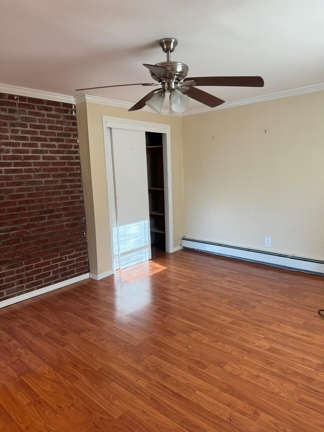 9 Brighton Pl in Huntington, NY - Building Photo - Building Photo
