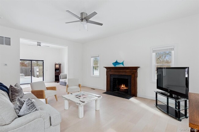 34 Starboard Rd in Hampton Bays, NY - Building Photo - Building Photo