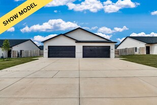 1724 E Cloverbrook Ct in Derby, KS - Building Photo