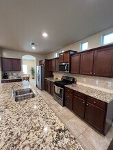 10400 Hillgate Ave in Bakersfield, CA - Building Photo - Building Photo
