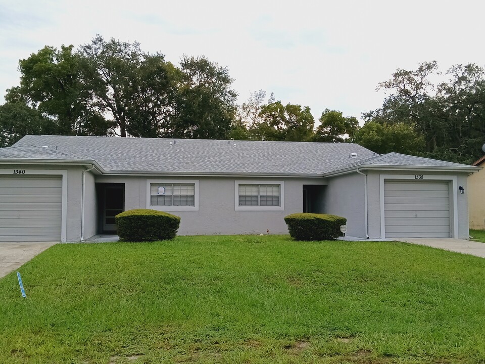 1340 Markham Ave in Spring Hill, FL - Foto de edificio