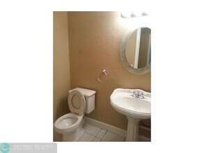 8002 NW 27th Pl in Sunrise, FL - Building Photo - Building Photo