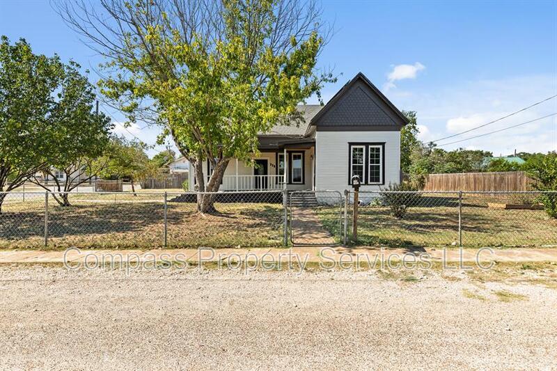 328 Taft St in McGregor, TX - Building Photo