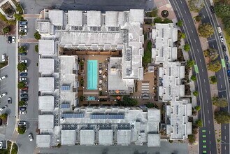 One Hundred Grand in Foster City, CA - Foto de edificio - Building Photo