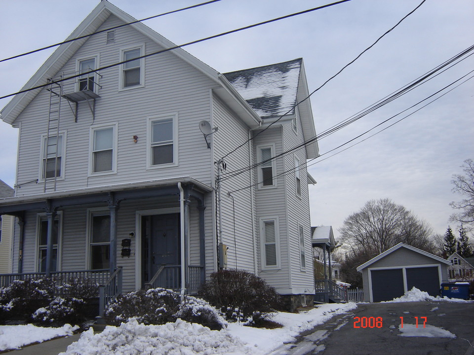 10 Clinton St in Taunton, MA - Building Photo