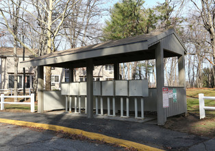 Bunker Hill in Waterbury, CT - Foto de edificio - Building Photo