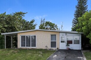 5596 S Rue Rd in West Palm Beach, FL - Building Photo
