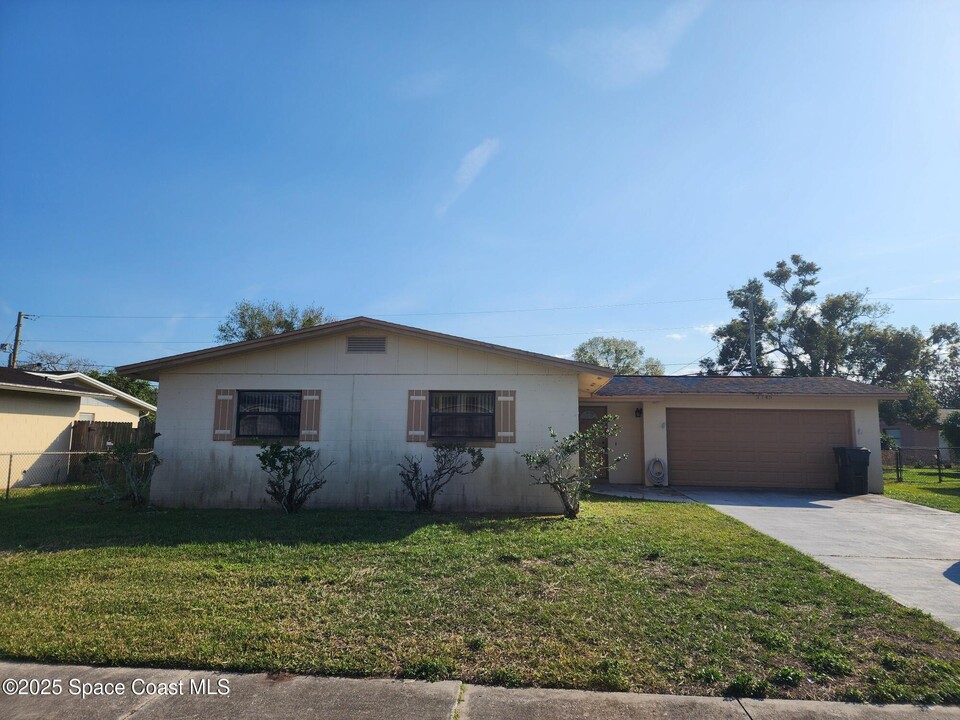 2745 Starlight Dr in Titusville, FL - Building Photo