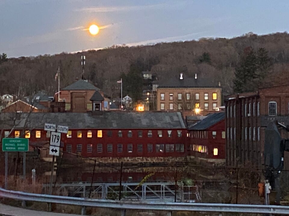 54 Bridge St, Unit #54 2nd floor west in Collinsville, CT - Building Photo