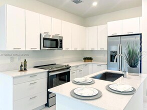 8001 NW 41st St, Unit F-206 in Doral, FL - Building Photo - Building Photo