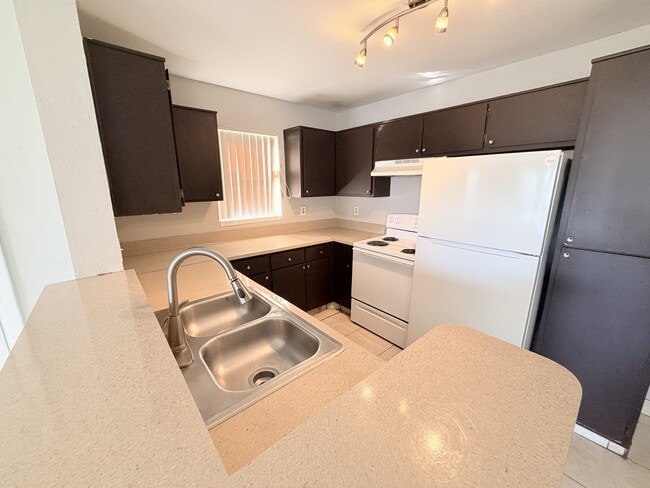 4005 NW 87th Ave in Sunrise, FL - Building Photo - Building Photo