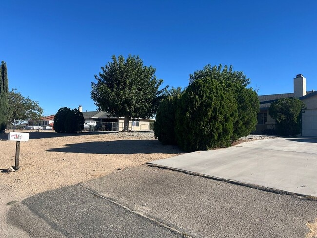 16413 Solvang Ave in Victorville, CA - Foto de edificio - Building Photo