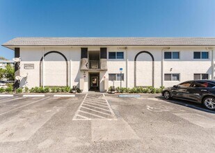 1720 NW 37th St in Oakland Park, FL - Foto de edificio - Building Photo