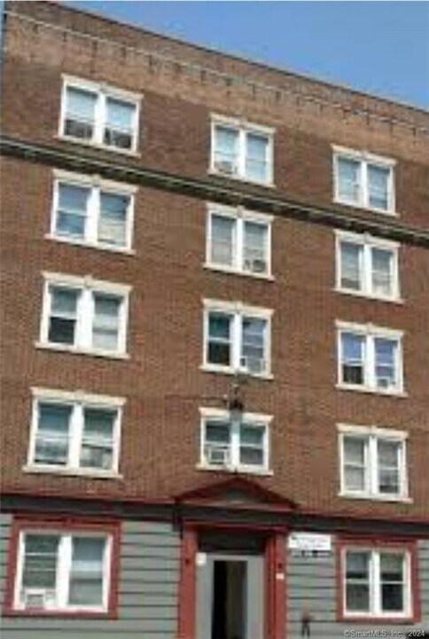 86 Pequonnock St, Unit 22 in Bridgeport, CT - Building Photo
