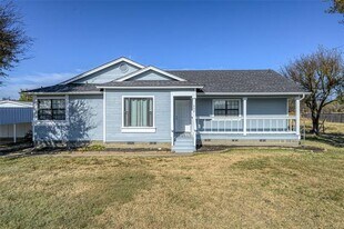 208 W Maple St in Gunter, TX - Building Photo