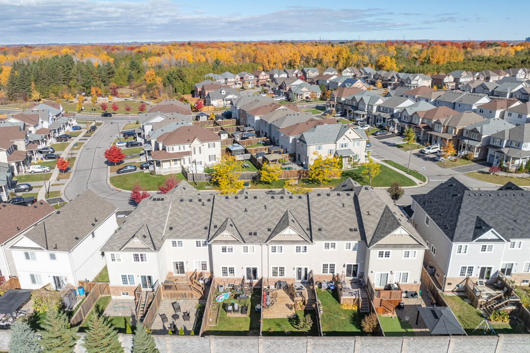 68 Mantz Cres in Whitby, ON - Building Photo