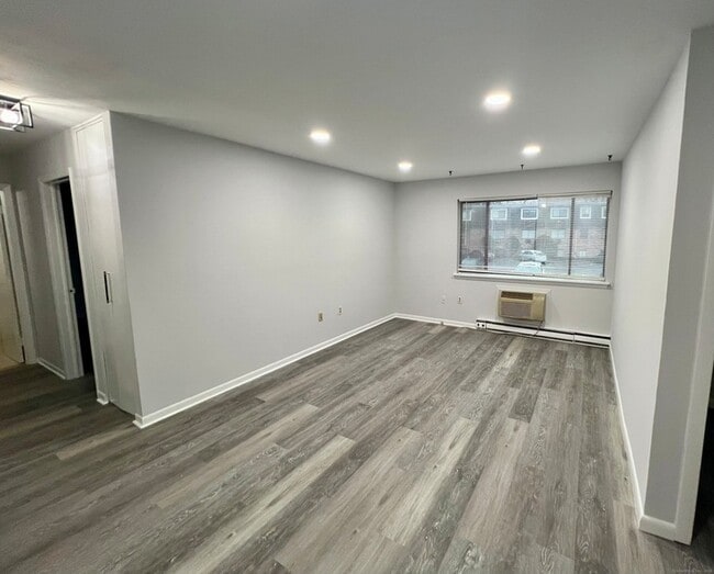 51-61 Wildman St, Unit 210 in Danbury, CT - Building Photo - Building Photo
