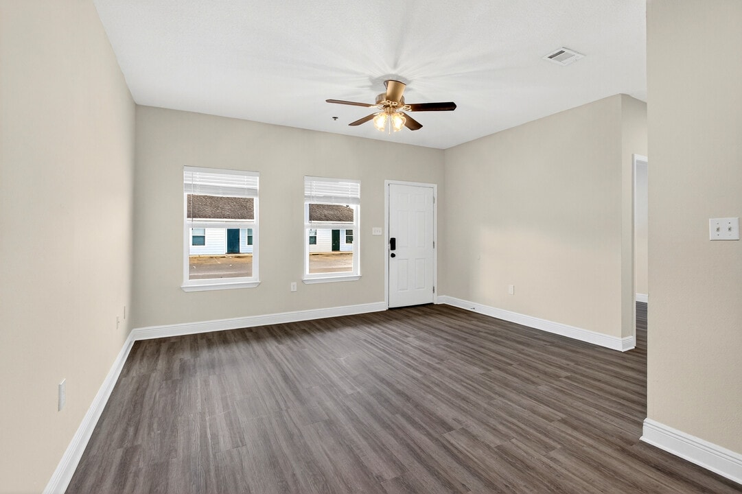 The Quarters Apartments in Gulfport, MS - Building Photo