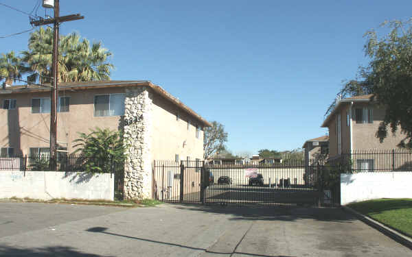 8334 Sepulveda Blvd in North Hills, CA - Building Photo
