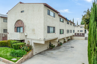 7439 Woodman Ave in Van Nuys, CA - Building Photo - Building Photo