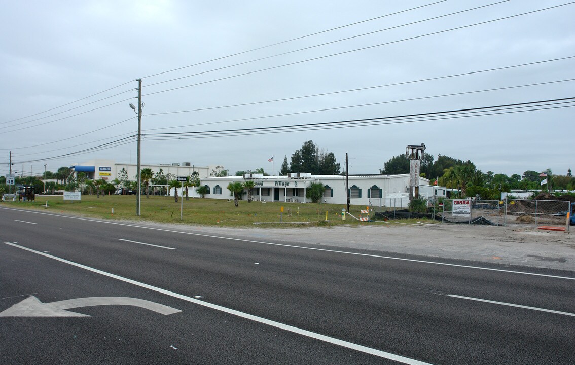 Pinewood Village in St. Petersburg, FL - Building Photo