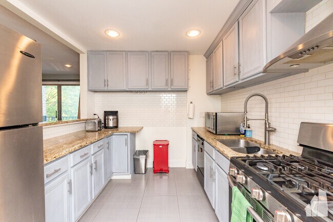 4136 N California Ave, Unit 304 in Chicago, IL - Building Photo - Building Photo