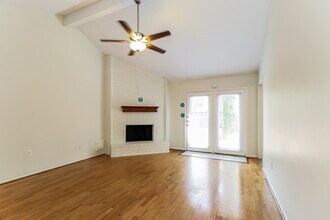 84 Fallshire Dr in Spring, TX - Foto de edificio - Building Photo