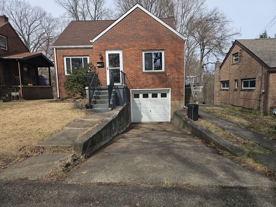 115 Derby Way in Aliquippa, PA - Building Photo