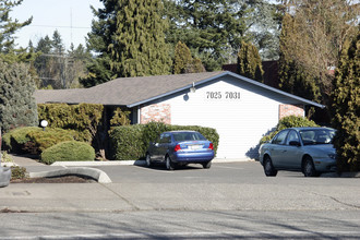 7025-7045 SW Garden Home Rd in Portland, OR - Building Photo - Building Photo