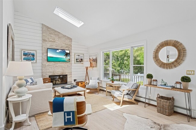 42 Oak St in Westhampton Beach, NY - Building Photo - Building Photo