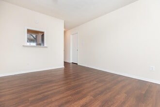 1955 Camelot St in Orange, TX - Foto de edificio - Building Photo