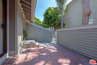 13326 Maxella Ave in Marina Del Rey, CA - Building Photo - Building Photo
