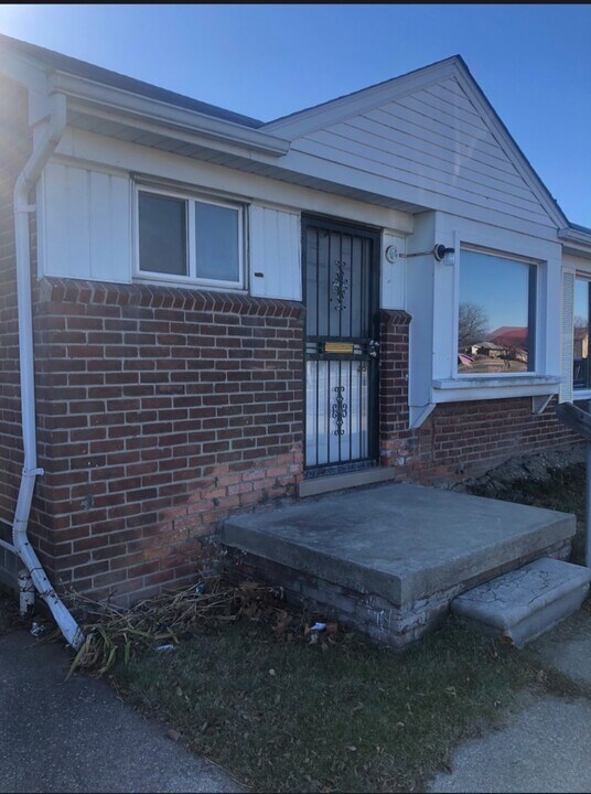 16494 E 8 Mile Rd in Detroit, MI - Building Photo