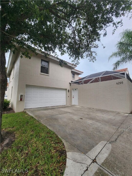 4293 Court Ln in Naples, FL - Building Photo