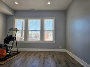 3208 W Belle Plaine Ave in Chicago, IL - Building Photo - Building Photo