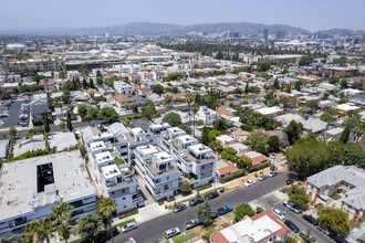 733-743 N Gramercy Pl in Los Angeles, CA - Foto de edificio - Building Photo