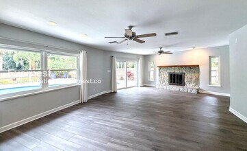 111 Carlyle Dr in Palm Harbor, FL - Foto de edificio - Building Photo