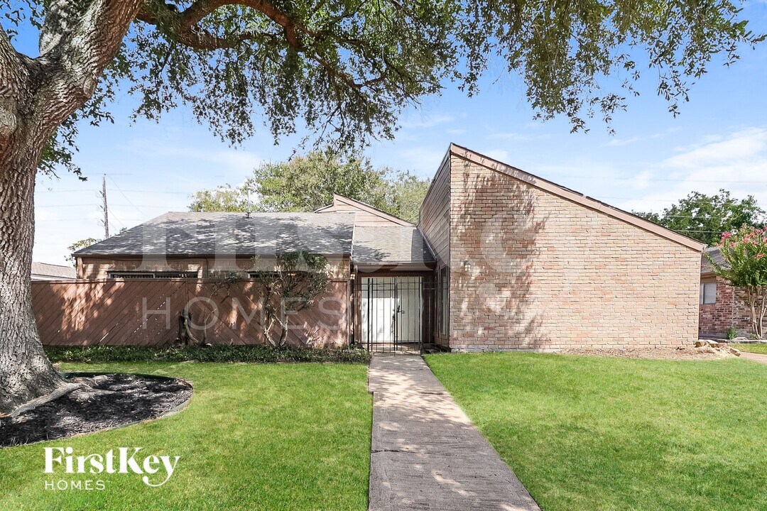 7311 Las Brisas Dr in Houston, TX - Foto de edificio