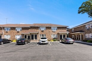 Rosol Court Apartments in Saddle Brook, NJ - Building Photo