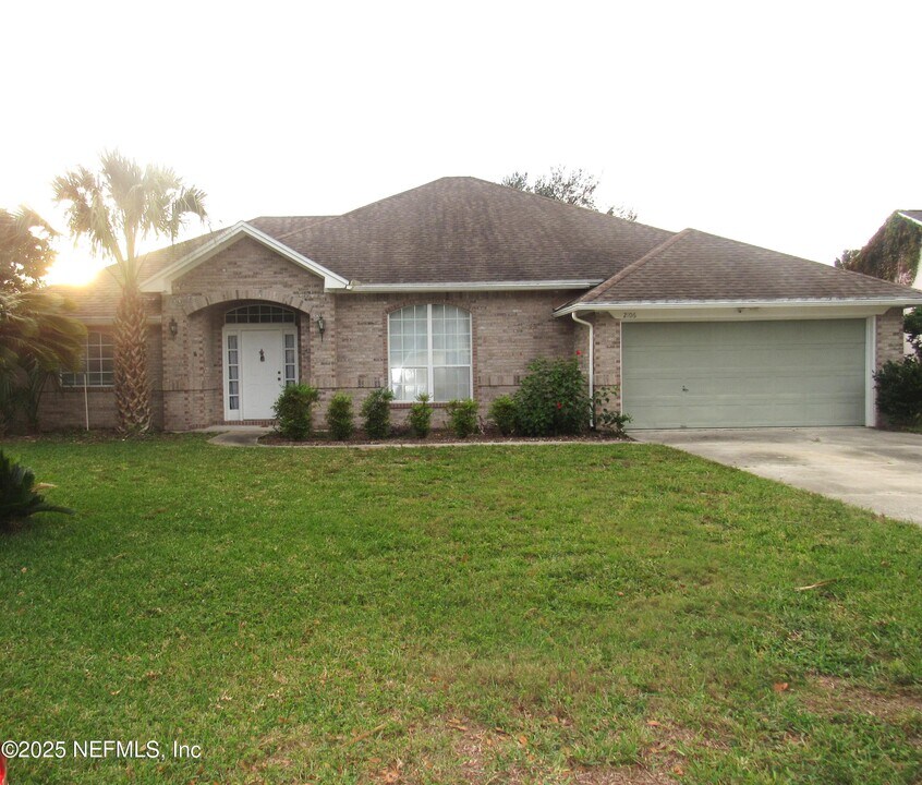 2106 Forest Gate Dr E in Jacksonville, FL - Building Photo