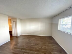2061 NW 47th Ter, Unit LAUDERHILL in Lauderhill, FL - Foto de edificio - Building Photo