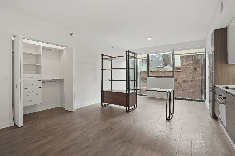 310 W Hubbard St in Chicago, IL - Building Photo