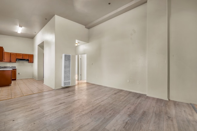 5869 S Figueroa St in Los Angeles, CA - Building Photo - Building Photo