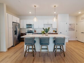 Hackney House Apartments in Oconomowoc, WI - Foto de edificio - Building Photo