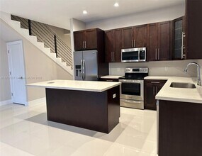 824 SW 74th Ct in Miami, FL - Building Photo - Building Photo