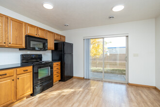 Maple Park Apartments & Townhomes in Sioux Falls, SD - Building Photo - Interior Photo