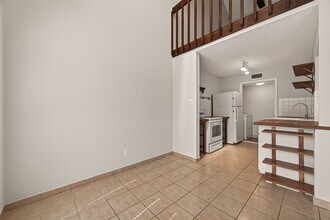 8483 Sands Point Dr in Houston, TX - Building Photo - Building Photo