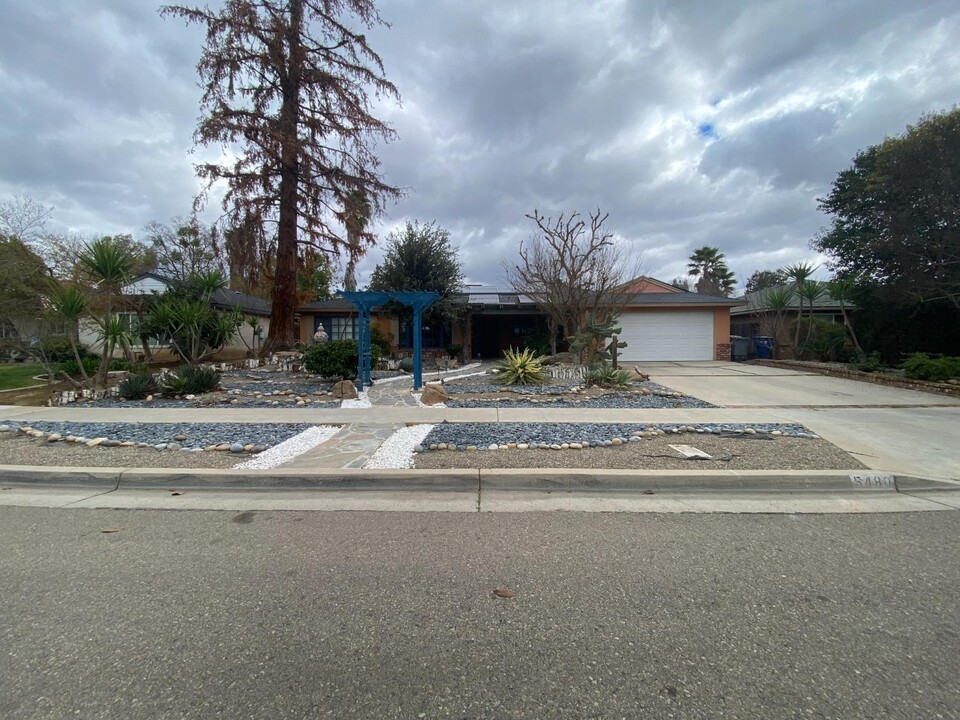 5480 N Hazel Ave in Fresno, CA - Building Photo